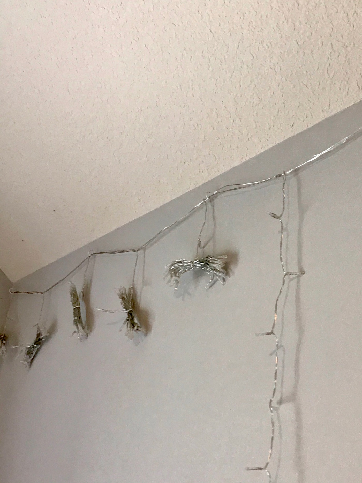Easily Install Curtain Le Lights, How To Hang Curtain Fairy Lights On Wall