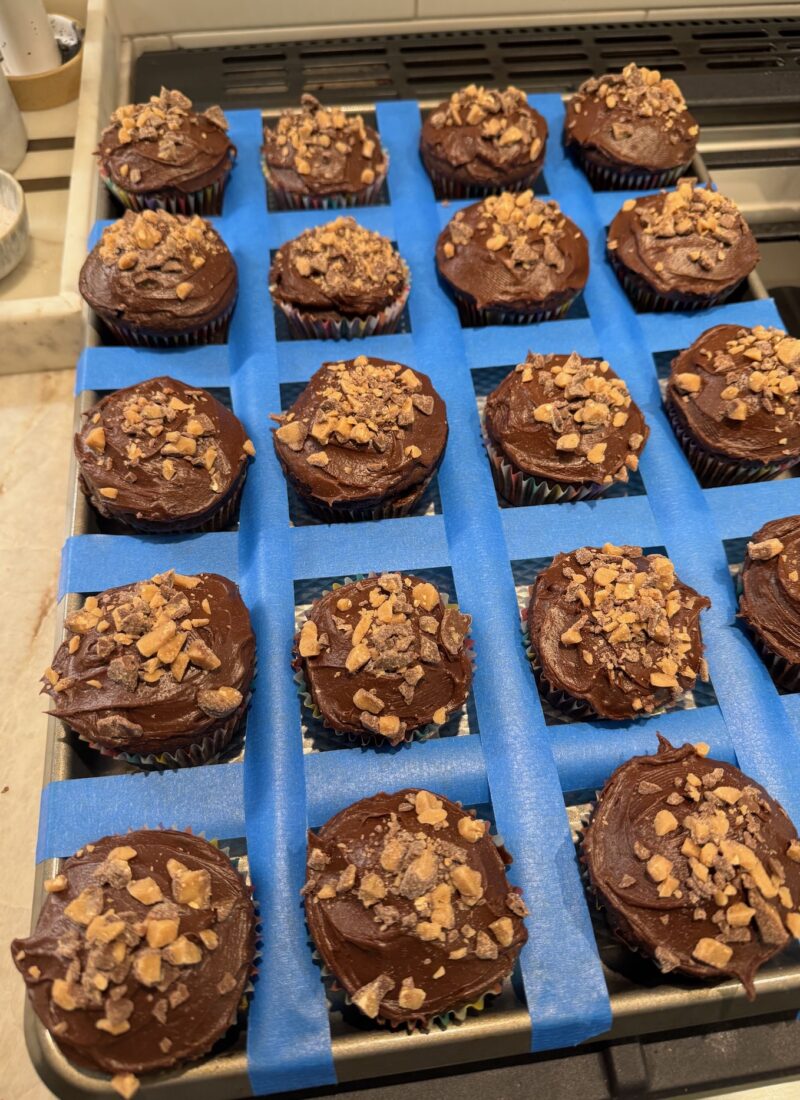 How to Easily Transport Cupcakes Using a DIY Method